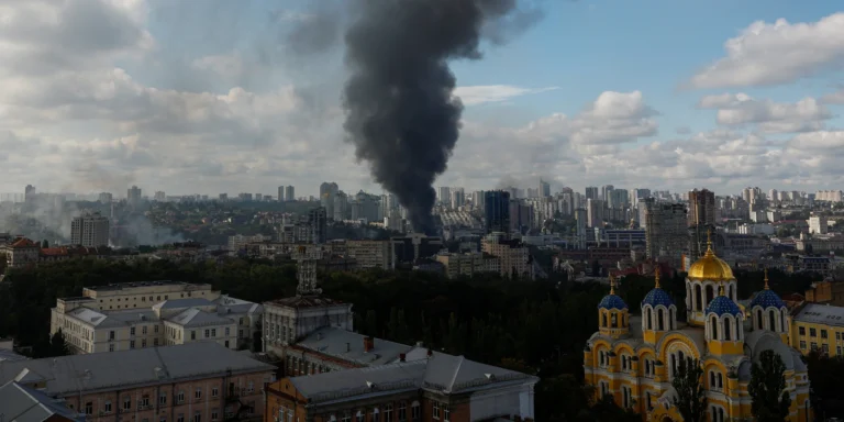 Наслідки удару дронів по Києву: горить АЗС, дим над містом, паніка.