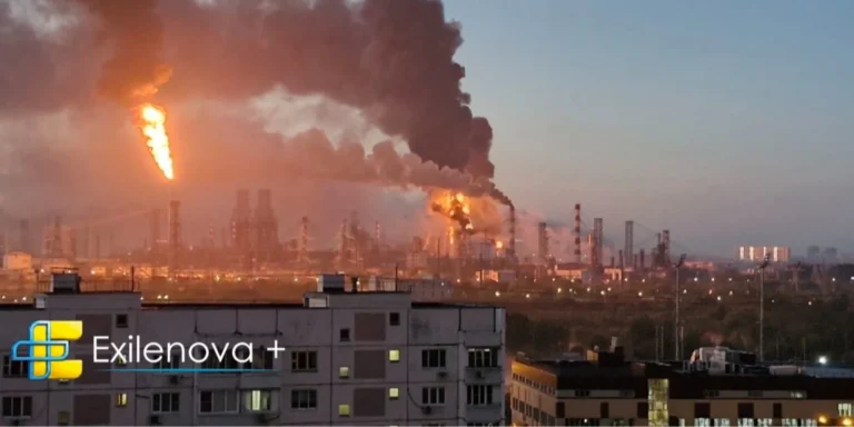 Московський НПЗ палає після атаки дронів, градоначальник Собянін заперечує серйозні пошкодження