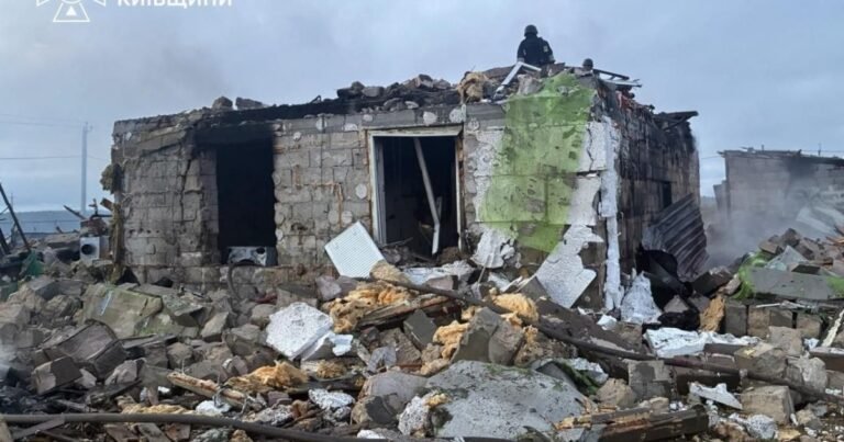 Кремлівські окупанти знову гатили по Україні, спричинивши руйнування та жертви серед мирних жителів.
