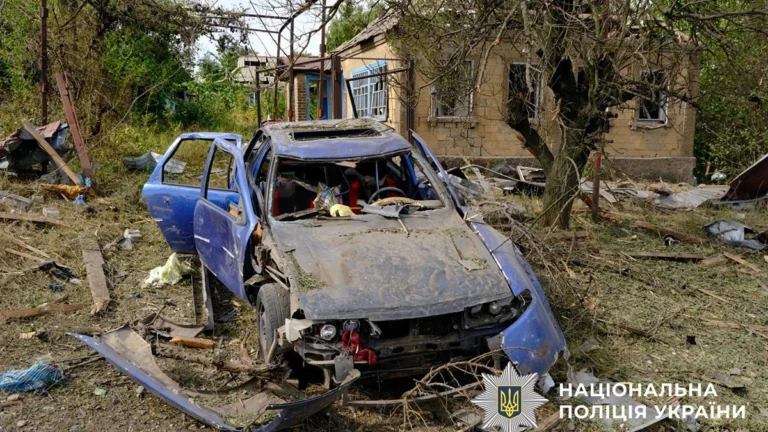 Наслідки атаки російських ФАБ-250 на Краматорськ: зруйновані будинки, загиблі та поранені.