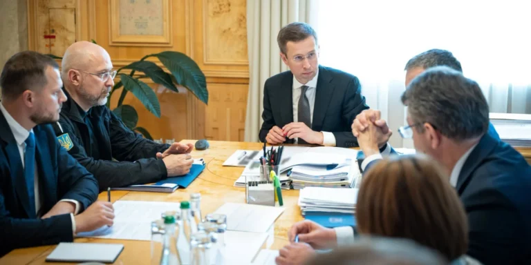 Прем'єр-міністр України Сергій Корецький занепокоєний через невиконання урядом умов партнерів. $29,5 мільярда досі висять.