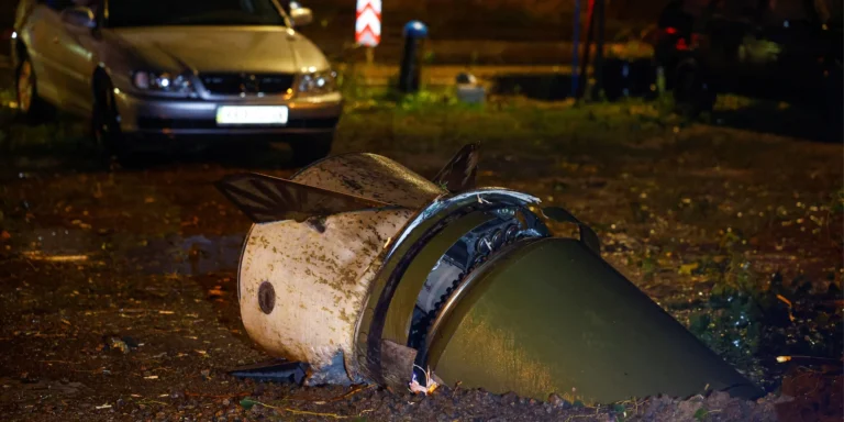 Російська ракета, що не здетонувала у Києві, спричинивши руйнування та жертви.