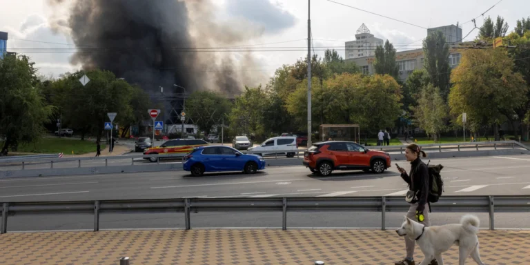Наслідки дронової атаки на Київ: пошкоджені будівлі, загиблі та поранені.