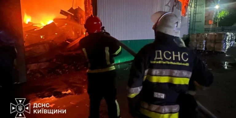Росія знов атакувала Україну дронами. Наслідки обстрілів у Києві, Дніпрі, Харкові, Миколаєві. Зруйновані будинки, підприємства, гіпермаркети – жахливі. Фотографії руйнувань, які показують наслідки російської агресії, є свідченням терору, що продовжується.