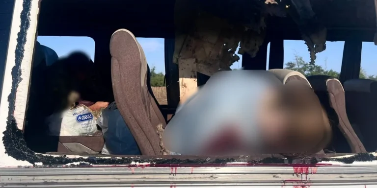 Зруйнований рейсовий автобус після російського удару по Нікопольщині, п’ятеро загиблих та семеро поранених.