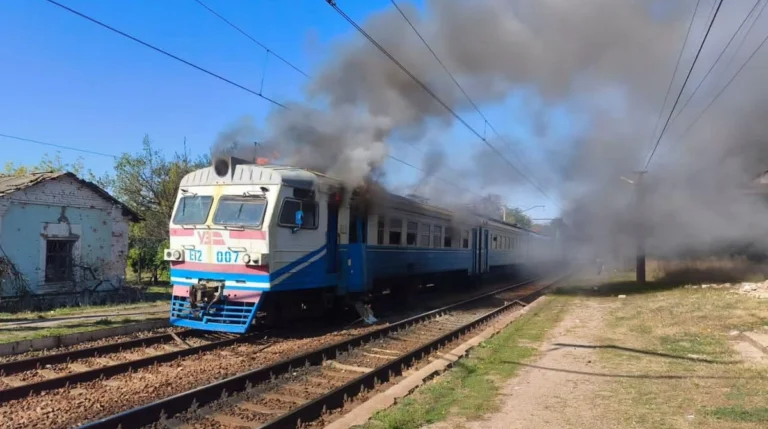 Наслідки російської атаки на приміський поїзд на Харківщині.