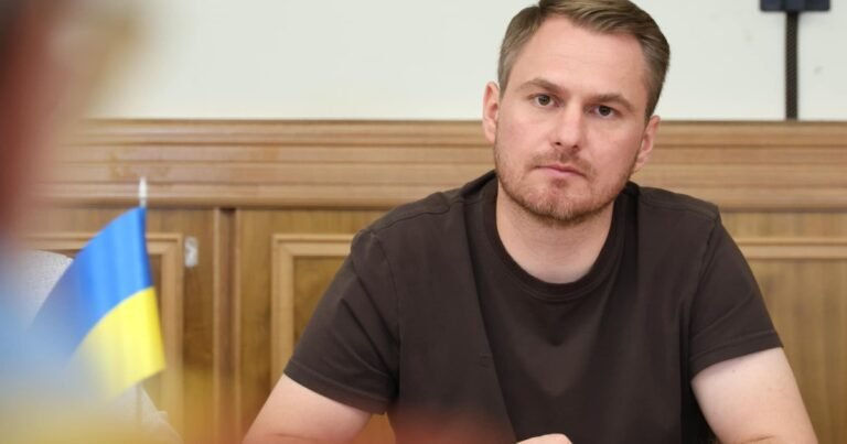 Ексгенпрокурор Руслан Кравченко підписав підозри директору НАБУ та людині з оточення САП. Він заявив про спроби тиску та операцію «Карфаген».