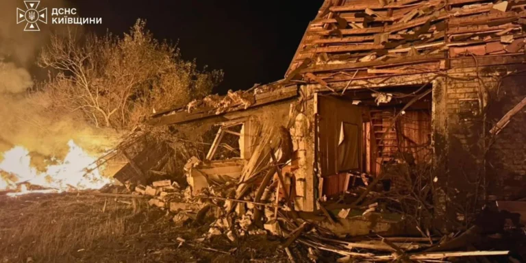Наслідки російської атаки на Київщину: зруйновані будинки, пожежі, рятувальники на місці трагедії, що відображає нічний терор і руйнування.