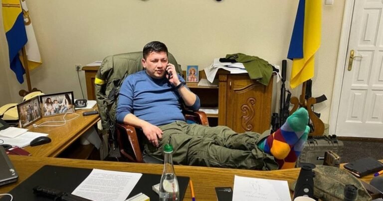 Віталій Кім, Міністр у справах ветеранів, на тлі елітної нерухомості або дорогого автомобіля, що символізує його незадекларовані активи та скандал навколо них.