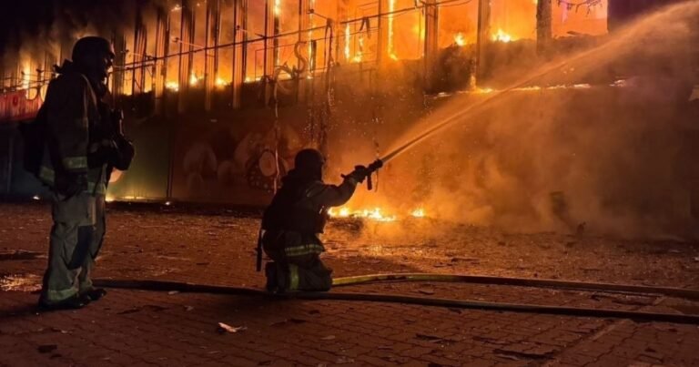 Ворог випустив рекордні 172 дрони по Україні. Повітряні сили ЗСУ звітують про результати протиповітряної оборони. Є влучання та постраждалі.