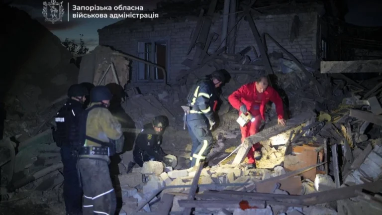 Наслідки російського удару по Запоріжжю: зруйнований будинок, загиблі жінки, хлопчик без мами й бабусі.