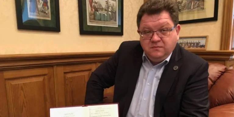 Екс-голова суду Богдан Львов під підозрою у відмиванні 26 мільйонів та скандалі з російським паспортом.