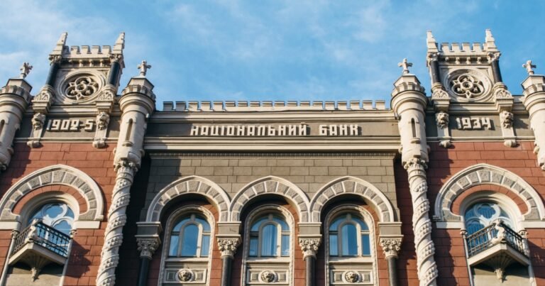 Національний банк України піднімає облікову ставку, намагаючись зупинити інфляцію.