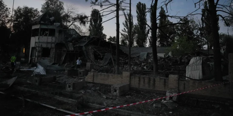 Наслідки масованої нічної атаки ворога на Київщину з цинічним ударом по мирних людях, дітях та інфраструктурі.