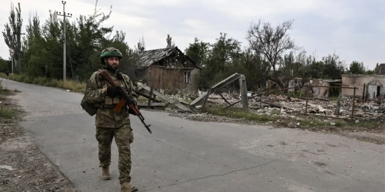 Нібито режим тиші на фронті: військові, політики, американські дипломати та повітряні тривоги у Києві.