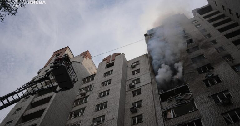 Наслідки російського удару по Києву, де загинув підліток, та руйнування по Україні.