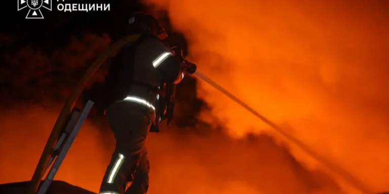 Наслідки російської атаки на Київ та Запоріжжя сотнями безпілотників.