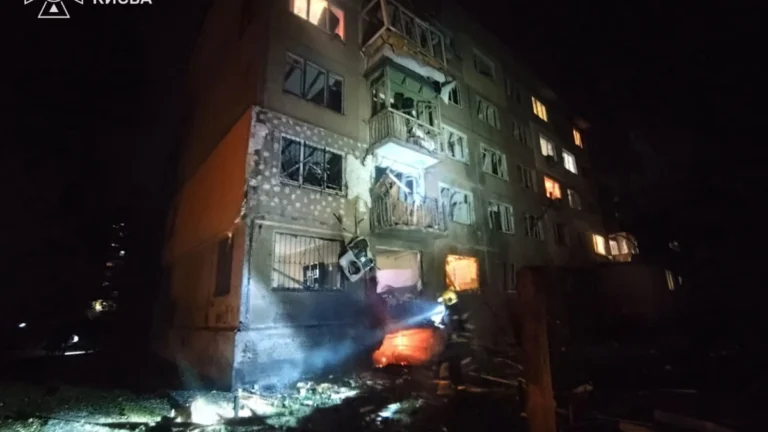 Зруйнована п'ятиповерхівка у Києві після нічної атаки, поранені мешканці, робота рятувальників.