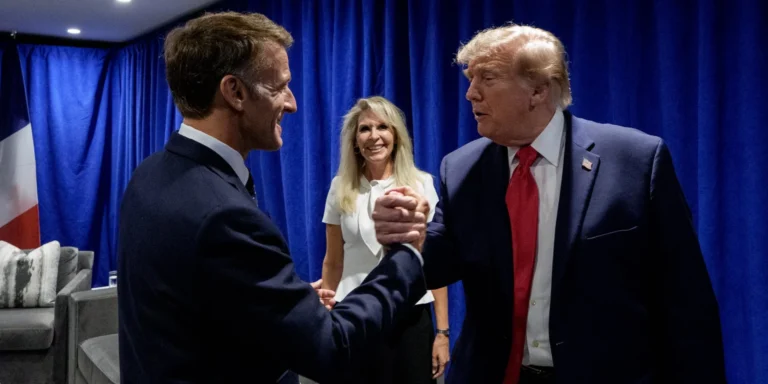 Президент Франції Еммануель Макрон та президент США Дональд Трамп обговорюють мораторій на удари по українській інфраструктурі.