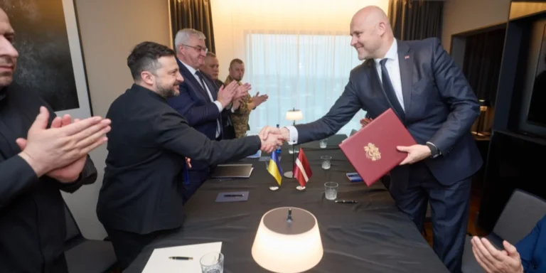 Президент України Володимир Зеленський обговорює Drone Deal, програму багаторічної співпраці щодо оборонних технологій з партнерами.