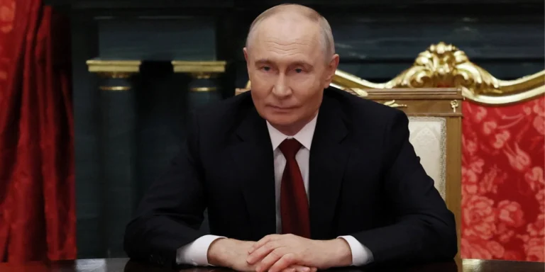 Володимир Путін зустрічає американських представників, вдаючи мирні наміри.