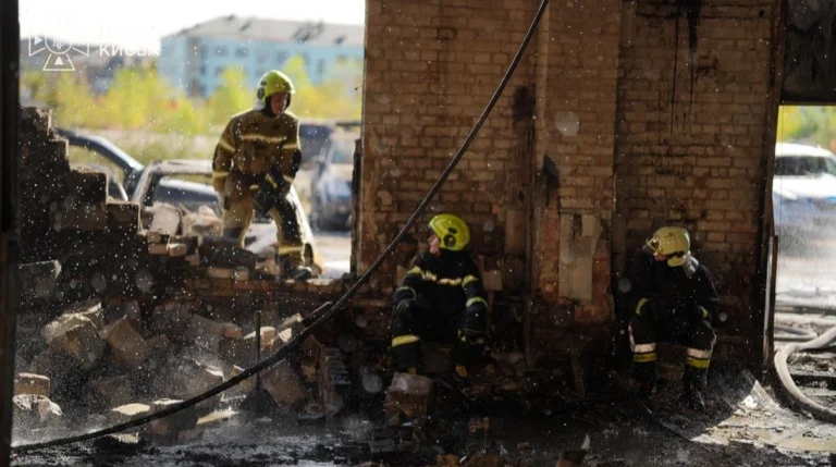 Руйнування від російських ударів по складах у Києві, де загинуло п'ять людей.
