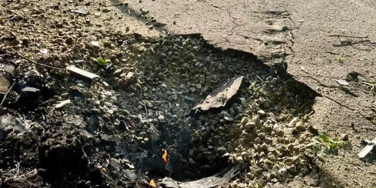 Наслідки російського удару по Дніпру: зруйнований шкільний стадіон та поранені жінки.