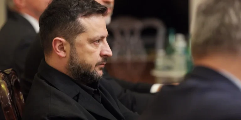 Президент Зеленський ввів санкції проти 44 осіб, причетних до незаконних «виборів» РФ на окупованих територіях України. Київ передасть дані партнерам.