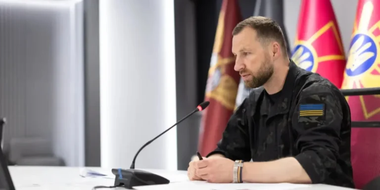 Міністр оборони Євгеній Хмара скасував візити до Німеччини та Норвегії через посилення російських атак.