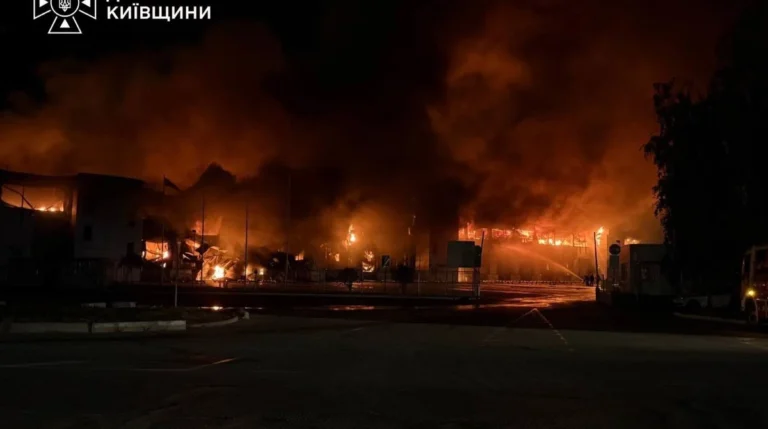 Володимир Зеленський пояснює удари РФ по аеропортах Києва, пов'язуючи їх з обговоренням прибуття літаків США.
