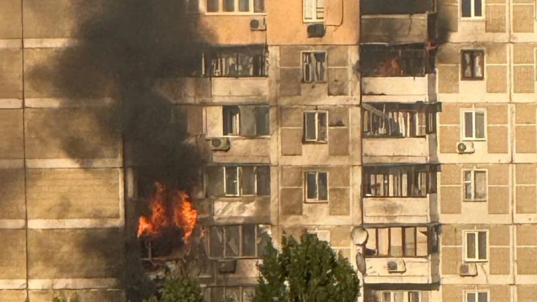 Фото уламків дрона біля багатоповерхівки в Києві, де постраждала жінка, а мерія «уточнює» деталі
