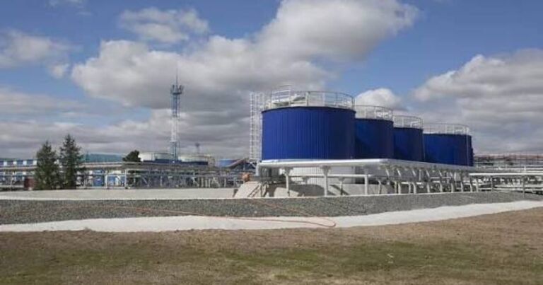 Новоуренгойський завод у Росії, уражений українським ударом, горить. Місцевий губернатор підтверджує пожежу.