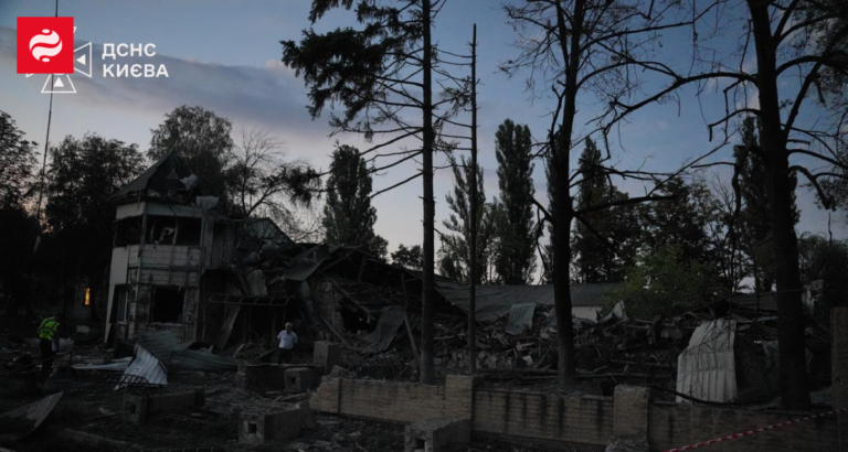 Наслідки російських ударів по Києву: загиблі залізничники та зруйнована інфраструктура.