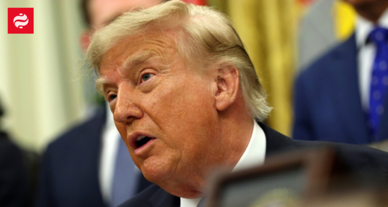 Дональд Трамп біля мікрофона, говорить про мир та мобілізацію.