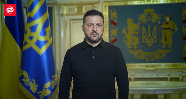 Президент Володимир Зеленський на брифінгу на тлі українського прапора, Київ