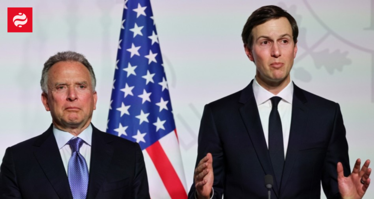 Представники Дональда Трампа Стів Віткофф та Джаред Кушнер на пероні в Києві.