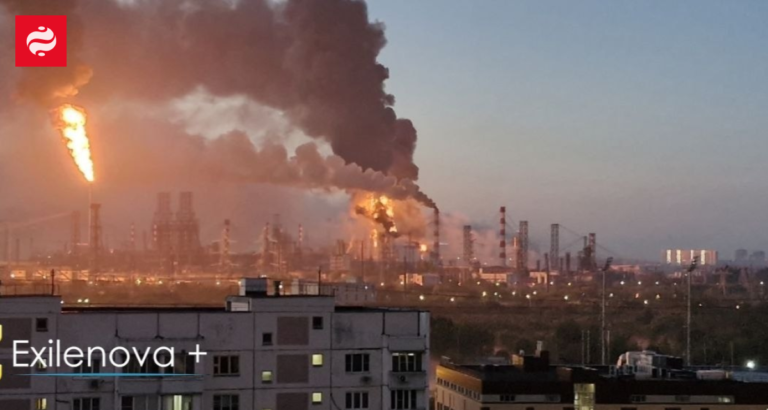 Московський нафтопереробний завод палає після атаки дронів, влада приховує масштаби та жертви.