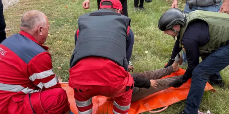 Наслідки скидання боєприпасу з дрона на дітей у Нікопольському районі: загиблий хлопчик, поранені.