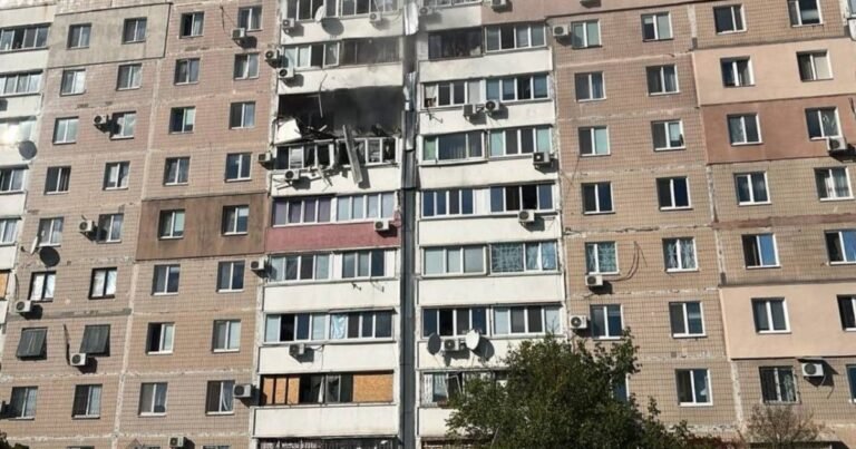 Наслідки російських ударів по Україні: зруйновані будинки, загиблі та поранені, зокрема поліцейський та дитина