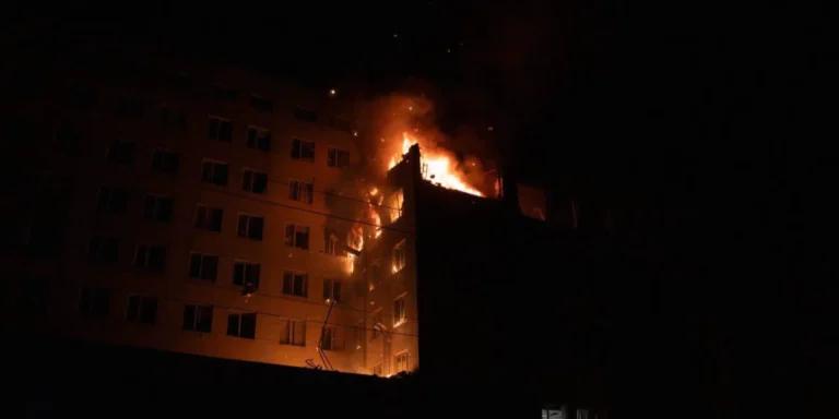Зруйнований бізнес-центр в Одесі після російського обстрілу
