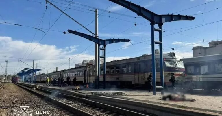 Валерій Залужний жорстко розкритикував російський удар по поїзду в Дніпрі, вимагаючи негайно посилити ППО, щоб зупинити терор РФ.