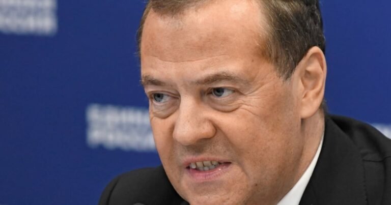 Дмитро Медведєв висуває ультиматуми Україні щодо нейтралітету, мови та територій.