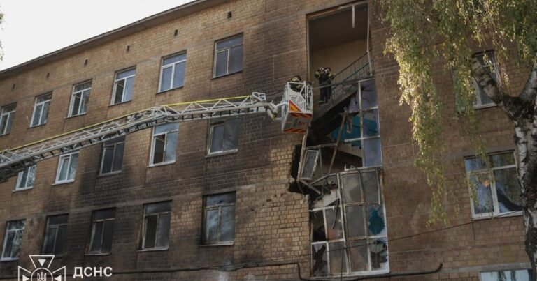 Російський дрон вдарив по київській школі. Діти врятовані. Зеленський вимагає відповідальності та тиску на агресора.