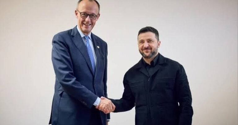Президент Зеленський анонсує зустрічі. Німеччина організує коаліцію охочих. Росія атакує, поки тиск слабшає.
