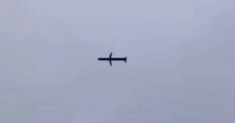 Київ знову під ударом російських ракет, руйнування та жертви, метро паралізовано.