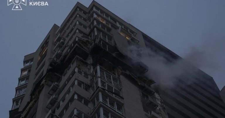 Мер Києва Віталій Кличко біля ураженого російським безпілотником житлового будинку, де загинули люди.