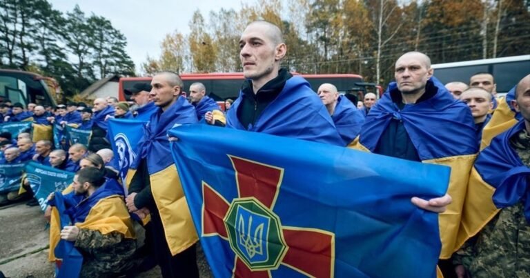 Троє нацгвардійців, звільнених з російського полону після захоплення на ЧАЕС.