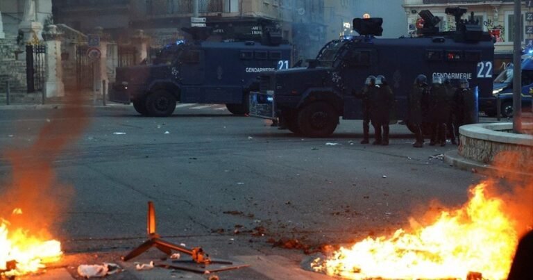 Францію охопили протести через вартість життя та освіту. Масові затримання, сутички. Влада кинула силовиків. Музеї закриті.