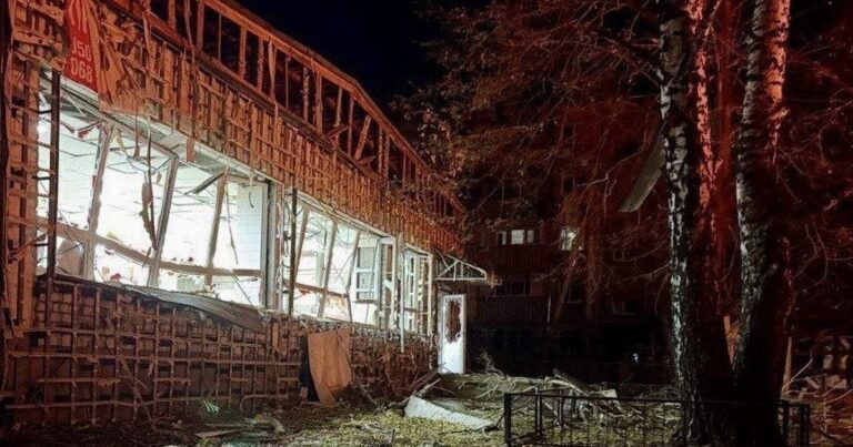 Зруйновані будинки в Синельниковому після російського удару, що збільшив кількість жертв.
