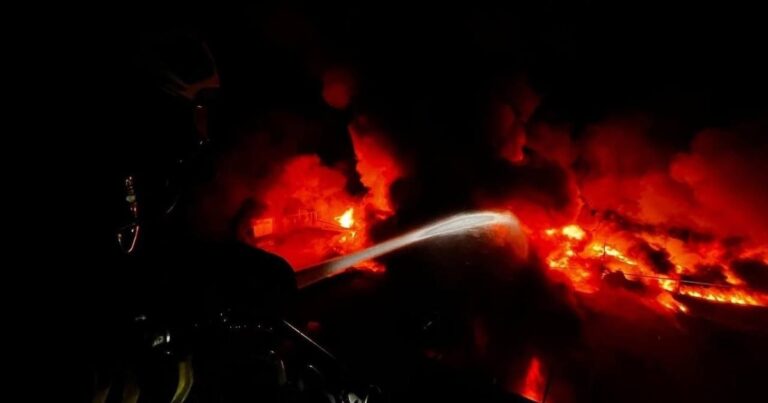 Наслідки російської атаки на Україну: зруйновані будинки, поранені люди.